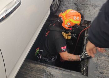 Rescatan a mujer atrapada en alcantarilla en Santa Catarina, Nuevo León