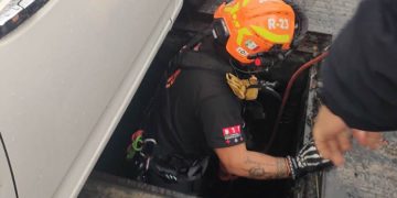 Rescatan a mujer atrapada en alcantarilla en Santa Catarina, Nuevo León