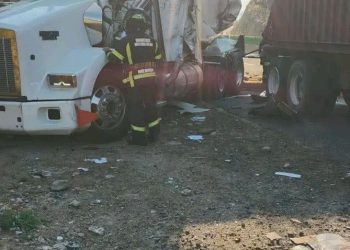Choque de pipa con gasolina provoca cierre total en la autopista Toluca-Naucalpan