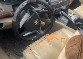Automovilista vive de milagro tras caída de contrapeso de grúa en Apodaca