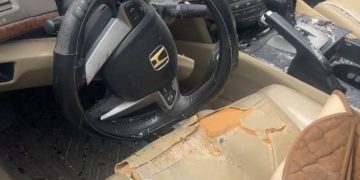 Automovilista vive de milagro tras caída de contrapeso de grúa en Apodaca