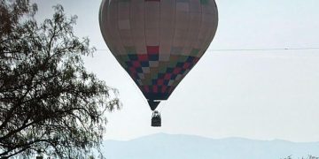 Globo aerostático aterriza de emergencia en Teotihuacán tras falla; no hay lesionados