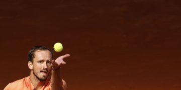  El ruso Daniil Medvedev se alejó de las dudas que le invadieron en su estreno en el Masters 1000 de  Madrid ante el  húngaro Fabian Marozsan