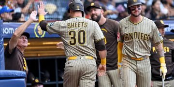 Con un rally de cuatro carreras en la séptima entrada, los San Diego Padres remontaron el marcador para imponerse 6-4 sobre los Arizona Diamondbacks
