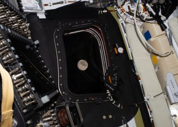 La cápsula Orión de la NASA durante la misión Artemis II