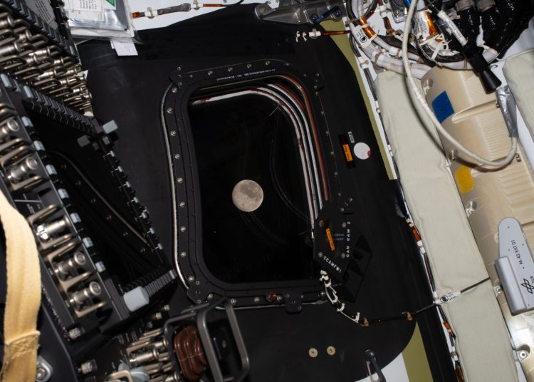 La cápsula Orión de la NASA durante la misión Artemis II