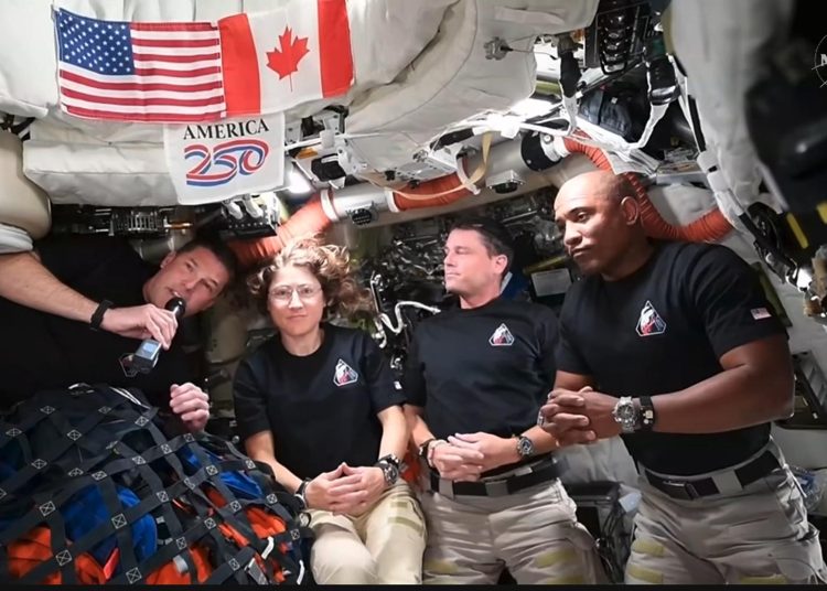 Donald Trump conversó con los astronautas tras su paso por la cara oculta lunar