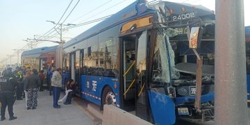 Accidente en el Trolebús Elevado: unidad se estrella en estación de Valle de Chalco y deja 20 lesionados