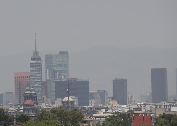 MEX8491. CIUDAD DE MÉXICO (MÉXICO), 22/05/2024.- Fotografía donde se muestra la contaminación el 21 de mayo de 2024, en la Ciudad de México (México). Este miércoles se activó nuevamente la fase uno de contingencia ambiental atmosférica debido a los altos índices de ozono en la zona metropolitana del Valle de México, informó la Comisión Ambiental de la Megalópolis (Came). EFE/Mario Guzmán