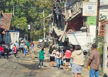 Autobús sin frenos desata caos en Valle de Bravo y deja lesionados