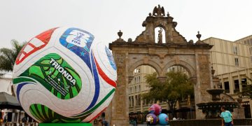 Balones gigantes decoran calles y plazas de Guadalajara rumbo al Mundial 2026