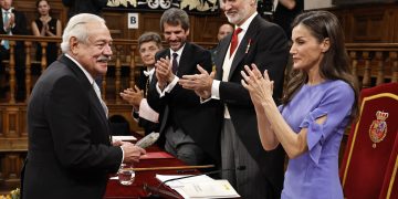 Gonzalo Celorio recibe el máximo galardón de las letras españolas en presencia de los reyes de España