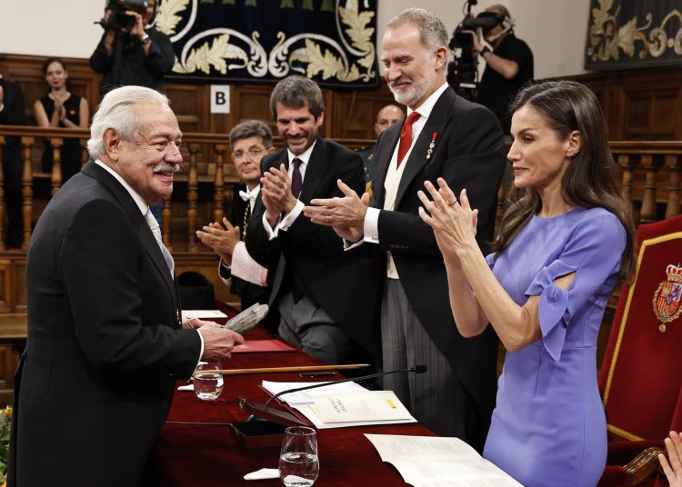 Gonzalo Celorio recibe el máximo galardón de las letras españolas en presencia de los reyes de España