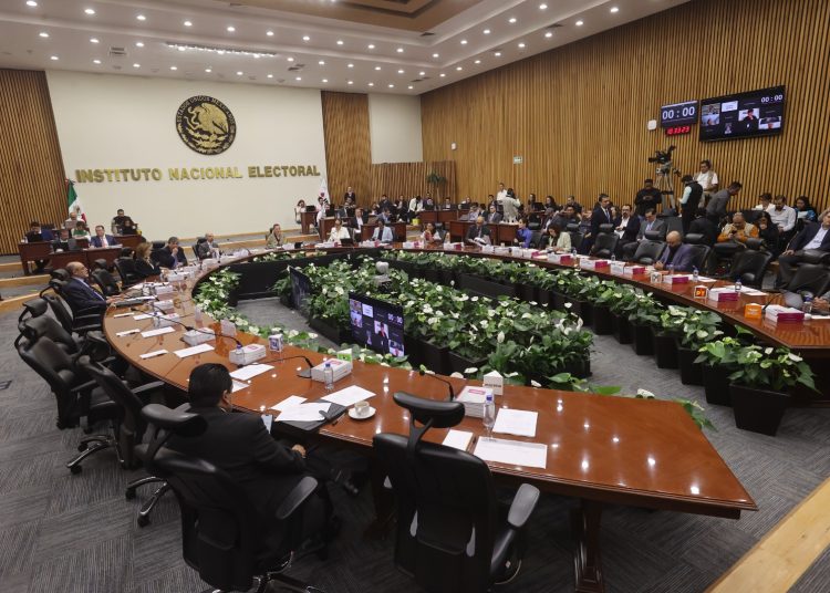 Aspirantes al INE presentan examen de conocimiento en la Cámara de Diputados