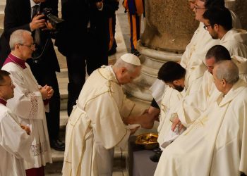El pontífice lavó los pies a doce sacerdotes como símbolo de servicio