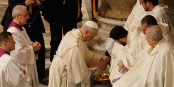 El pontífice lavó los pies a doce sacerdotes como símbolo de servicio