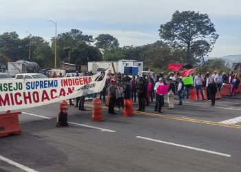 Comunidades indígenas de Michoacán bloquean carreteras y exigen atención a salud, medio ambiente y seguridad