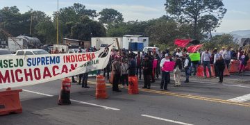 Comunidades indígenas de Michoacán bloquean carreteras y exigen atención a salud, medio ambiente y seguridad