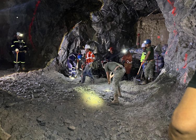 Labores de rescate continúan en la mina Santa Fe bajo condiciones de inundación
