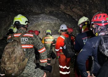 Equipos de emergencia trabajan para poner a salvo al minero