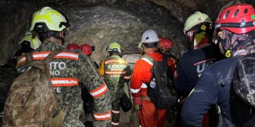 Equipos de emergencia trabajan para poner a salvo al minero