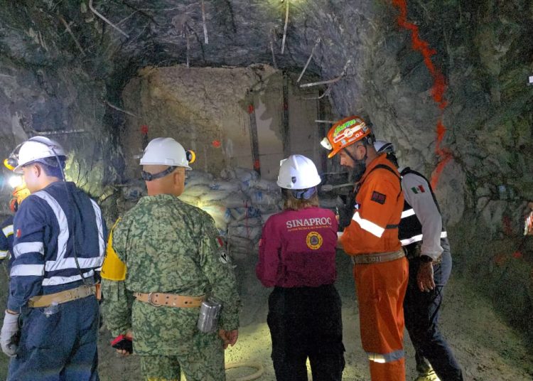 Equipos de rescate trabajan sin descanso en la mina Santa Fe