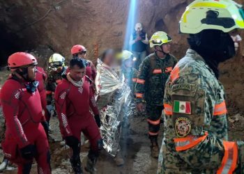 Rescatan con vida a minero tras 14 días atrapado en Sinaloa