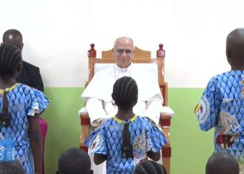 El Papa León XIV visita orfanato en Camerún y lanza mensaje contra la indiferencia