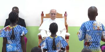 El Papa León XIV visita orfanato en Camerún y lanza mensaje contra la indiferencia