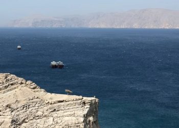 El estrecho de Ormuz, clave en el transporte del petróleo mundial, sigue cerrado