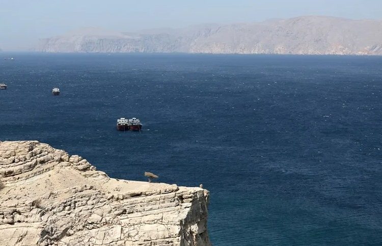 El estrecho de Ormuz, clave en el transporte del petróleo mundial, sigue cerrado