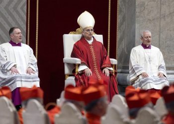 El papa León XIV inicia su primer Viernes Santo con la tradición de postrarse ante el altar