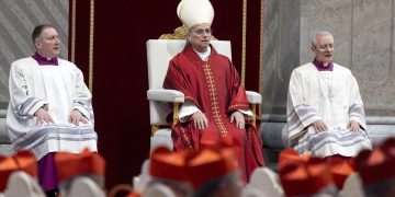 El papa León XIV inicia su primer Viernes Santo con la tradición de postrarse ante el altar