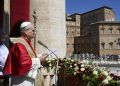 El papa León XIV durante la bendición Urbi et Orbi en el Vaticano