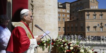 El papa León XIV durante la bendición Urbi et Orbi en el Vaticano