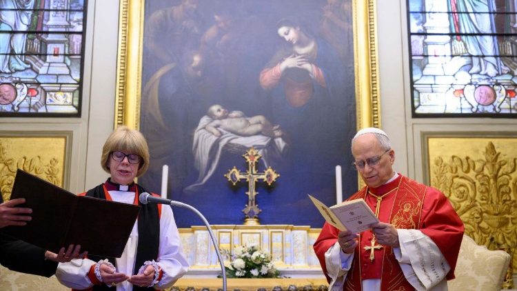 El papa recibe a la arzobispa de Canterbury y llama a la unidad