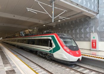 Usuarios reportan demoras y falta de información en el tren al AIFA