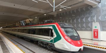 Usuarios reportan demoras y falta de información en el tren al AIFA