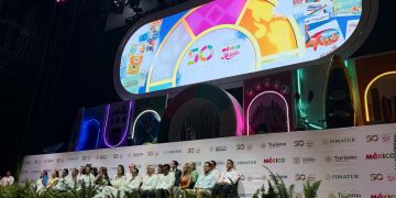 Autoridades federales y estatales durante el evento turístico