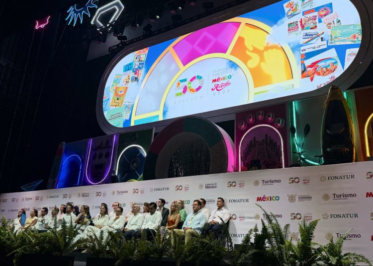 Autoridades federales y estatales durante el evento turístico