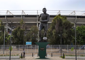 Escultura de “Pelé” es inaugurada en Guadalajara frente a Estadio Jalisco