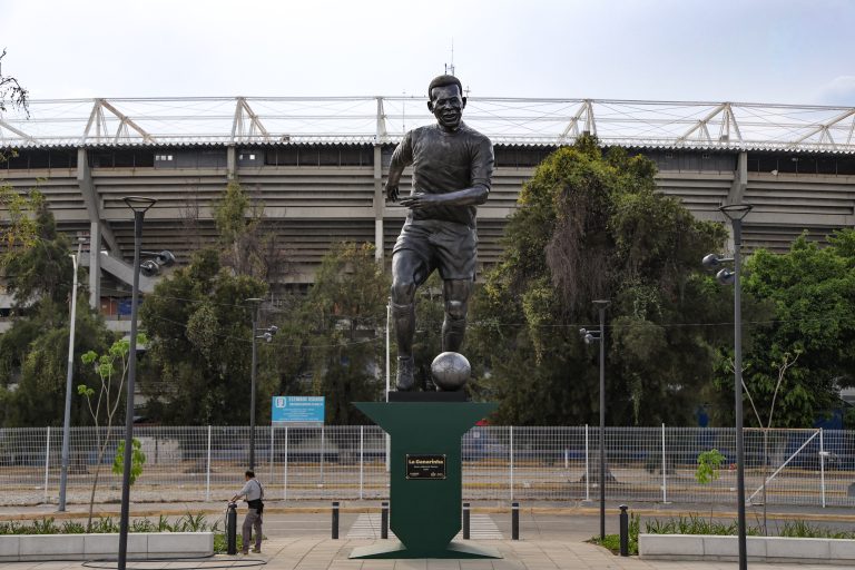 Escultura de &#8220;Pelé&#8221; es inaugurada en Guadalajara frente a Estadio Jalisco