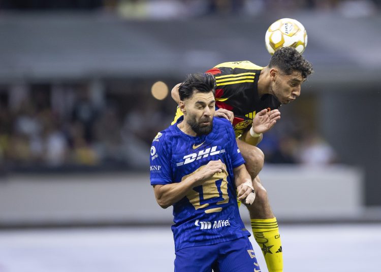Sebastián Cáceres tuvo que abandonar el partido de ida de los cuartos de final entre América y Pumas, disputado en el Estadio Azteca, tras sufrir un golpe en el rostro