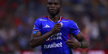 El nigeriano Osinachi Ebere convirtió hoy dos goles para encabezar el ataque del Cruz Azul en su victoria por 2-3 sobre Atlas, en los cuartos de finales del torneo