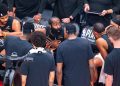 James Harden (c) de los Cavaliers habla con sus compañeros este viernes, en un partido de la fase eliminatoria de la NBA entre Toronto Raptors y Cleveland Cavaliers