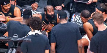 James Harden (c) de los Cavaliers habla con sus compañeros este viernes, en un partido de la fase eliminatoria de la NBA entre Toronto Raptors y Cleveland Cavaliers