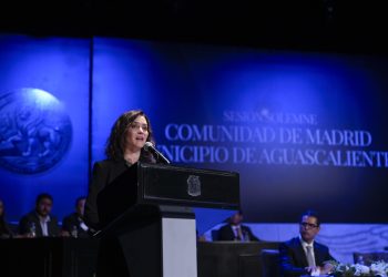 En medio de protestas, Isabel Díaz Ayuso recibe condecoraciones en Aguascalientes