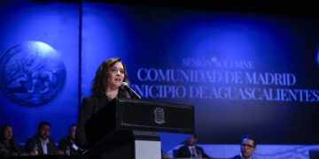 En medio de protestas, Isabel Díaz Ayuso recibe condecoraciones en Aguascalientes