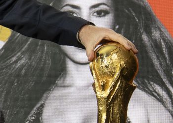 De Qatar, con cinco ciudades anfitrionas y un recorrido máximo de 55 kilómetros, a Norteamérica, donde 16 urbes albergarán partidos y estarán separadas hasta por 4.500 kilómetros, la Copa Mundial