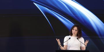 Ayuso advierte de que en México y en España está muriendo la democracia